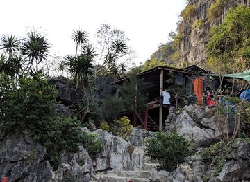 vietnam/ha-long-bay/landmark/ban-chan-beach