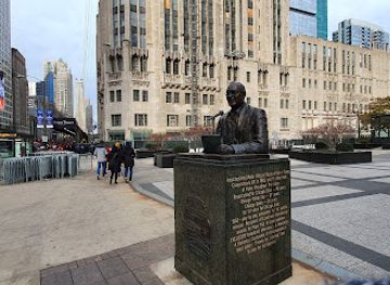 illinois/chicago/magnificent-mile/landmark/jack-brickhouse-statue