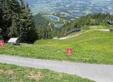 austria/kitzbuhel/landmark/tribune-hahnkammabfahrt