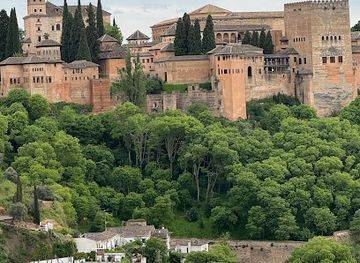 spain/granada/landmark/fuente-del-paseo-de-los-tristes