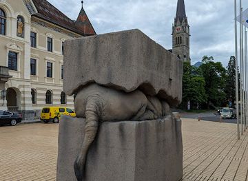 liechtenstein/vaduz-region/landmark/rhino-sculpture