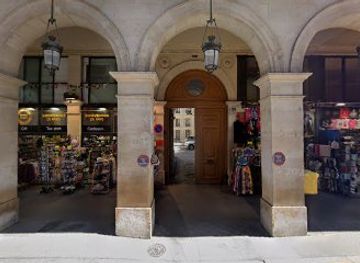 france/paris/louvre-tuileries/landmark/loi-monuments-historiques