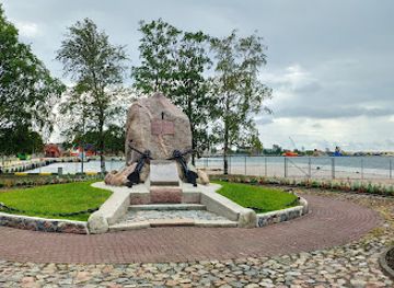 latvia/ventspils/landmark/piemineklis-latviesu-jurniecibas-pamatlicejam-krisjanim-valdemaram
