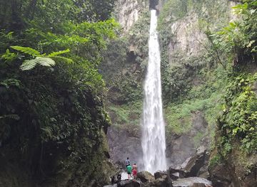 dominica/calibishie-beach/landmark/sari-sari-waterfall