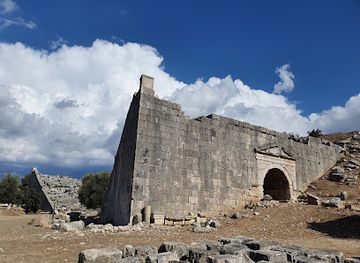 turkiye/pontus/landmark/letoon-sanctuary-place
