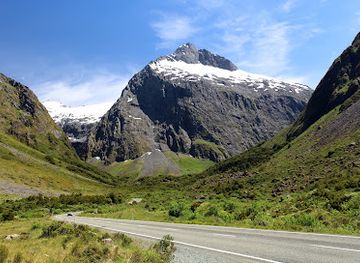 new-zealand/fiordland-national-park/landmark/pop-s-view-lookout