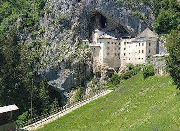 slovenia/upper-carniola/landmark/predjama-castle