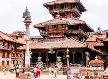 nepal/bhaktapur/landmark/statue-of-king-bhupatindra-malla