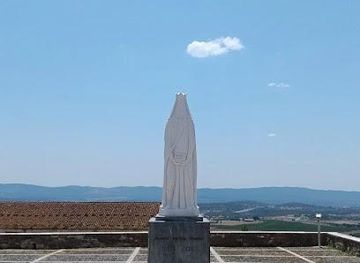 portugal/evora/landmark/estatua-da-rainha-santa-isabel