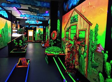 ohio/zanesville/landmark/perry-s-glo-putt