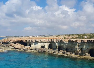 cyprus/makronissos-beach/landmark/cliff-jumping