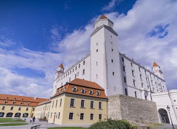 slovakia/bratislava-region/landmark/equestrian-statue-of-svatopluk