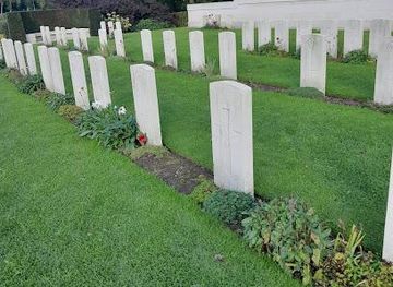 belgium/tournai/landmark/hyde-park-corner-royal-berks-cemetery