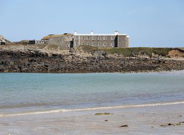 guernsey/alderney/landmark/saye-beach