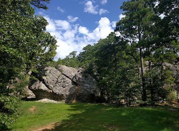 oklahoma/lake-and-trail-country/landmark/robbers-cave