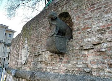 italy/venice/landmark/cat-bastion
