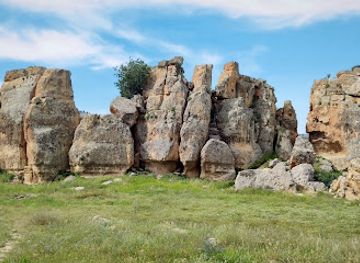 jordan/burial-mounds/landmark/hesban-rocks