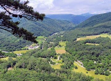 west-virginia/allegheny-highlands/landmark/seneca-rocks-south-peak