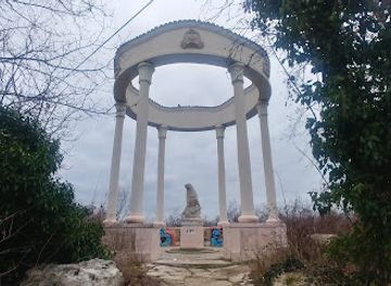 bulgaria/varna/tsentar/landmark/stone-arch-with-the-legendary-monk-seal