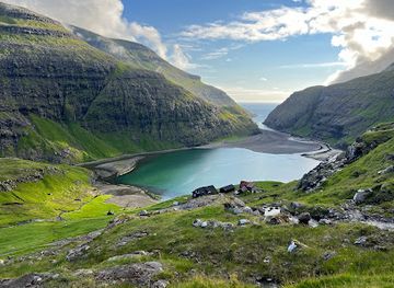 faroe-islands/hvalvik/landmark/ut-a-lonna-black-beach-saksun