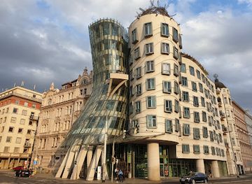 czechia/palava/landmark/dancing-house