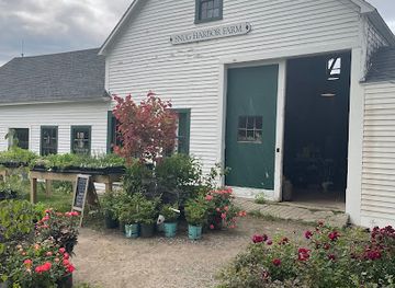 maine/kennebunkport/landmark/snug-harbor-farm