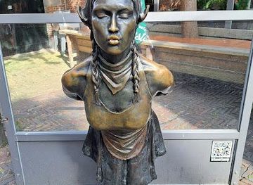 netherlands/haarlem/landmark/kissing-cheese-girl