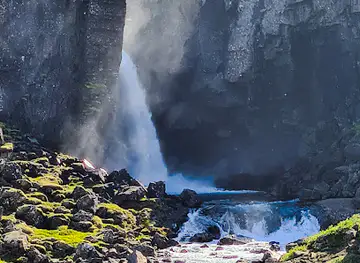 Hænubrekkufoss waterfall