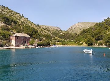 croatia/brac-island/landmark/uvala-smrka
