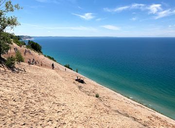 michigan/sleeping-bear-dunes-national-lakeshore/landmark/sleeping-bear-dunes-overlook
