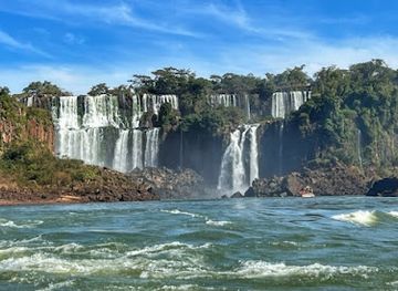 brazil/iguazu-falls-national-park/landmark/paseos-de-luna-llena-en-las-cataratas-del-iguazu