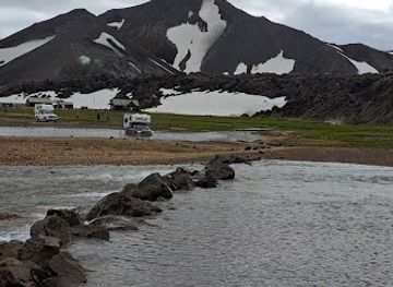 iceland/landmannalaugar/landmark/landmannalaugar-roadside-parking