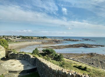 guernsey/les-tielles/landmark/vale-castle