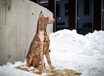 lithuania/vilnius/uzupis/landmark/dobermane