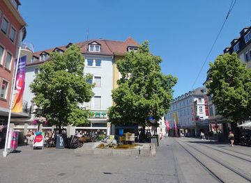 germany/wurzburg/altstadt/landmark/brunnen-am-dominikanerplatz