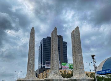 pakistan/karachi/landmark/teen-talwar-monument