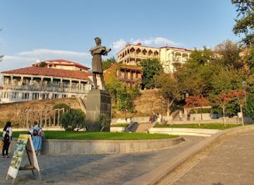 georgia/tbilisi/avlabari/landmark/baratashvili-bridge-bronze-statues