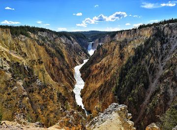 montana/yellowstone-national-park/landmark/upper-falls-of-the-yellowstone-river