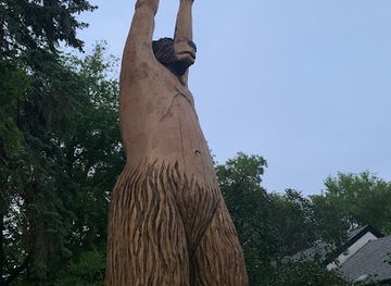 canada/winnipeg/landmark/dancing-golden-bear