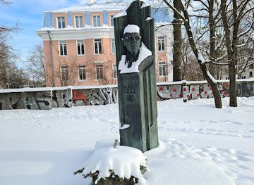 estonia/saare-county/landmark/mart-saare-monument