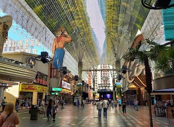 nevada/las-vegas/fremont-street/landmark/vegas-vic-famous-neon-cowboy-sign