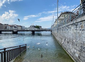 switzerland/lake-geneva-region/landmark/geneva-lake-deck