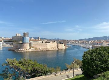 france/marseille/la-corniche/landmark/monument-aux-heros-et-victimes-de-la-mer