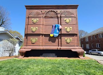 north-carolina/piedmont-triad/landmark/world-s-largest-chest-of-drawers