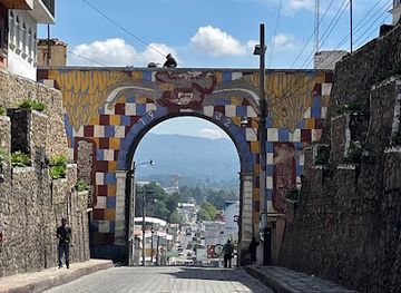 guatemala/chichicastenango-market/landmark/arco-gucumatz