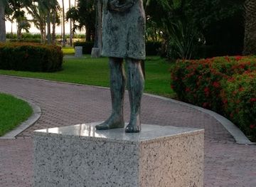 aruba/paradera/landmark/anne-frank-statue