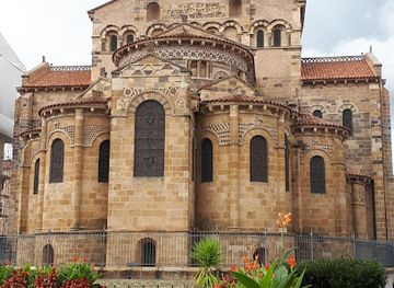 france/auvergne/landmark/abbatiale-saint-austremoine