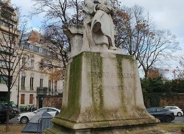 france/versailles/landmark/statue-honore-de-balzac
