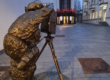 lithuania/kaunas/laisves-aleja/landmark/k-balciuno-skulptura-pirmas-filmas