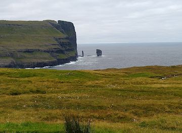 faroe-islands/sandavagur/landmark/risin-og-kellingin-viewpoint